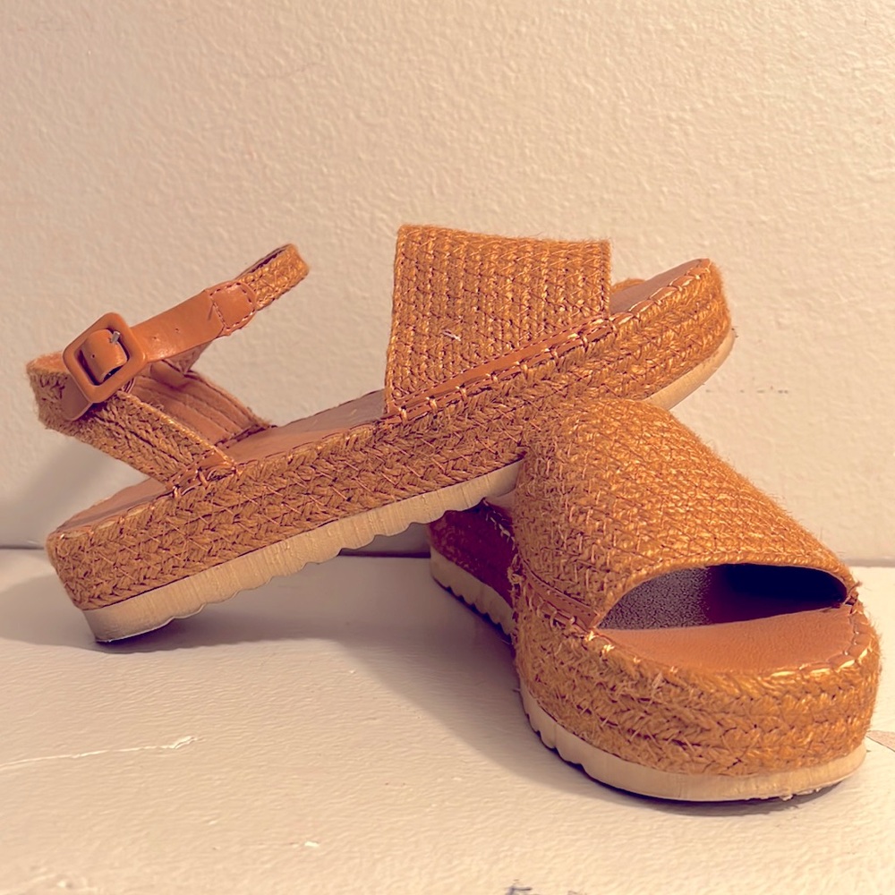 ✨SAKS FIFTH Sandal🤍